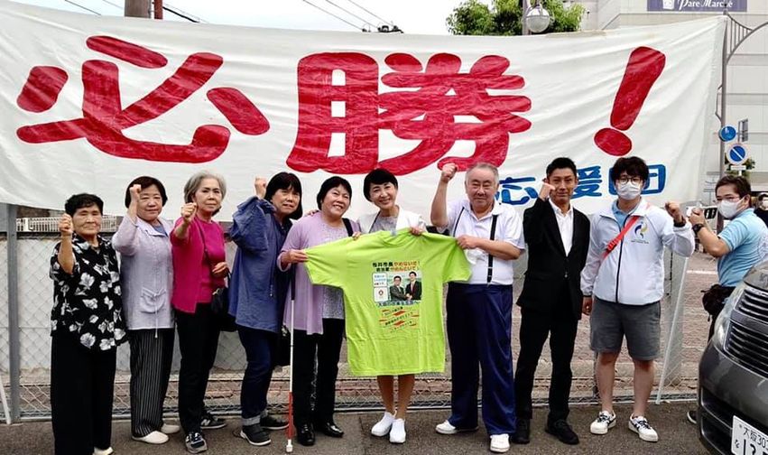 事務所に戻ると日本維新の会の応援隊!?【大阪の明日を考えるおばちゃんの会】の御一行様が大阪からお越しでした!30分程の懇談と質疑を受けて和やかで笑いあるひと時になりました。